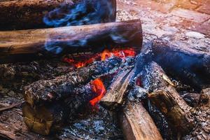 en brinnande brasa låga eld i naturen. bokeh från elden suddiga bakgrunder foto