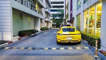 gul sportbil parkerad i bangkok thailand. foto