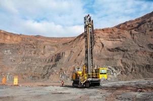 dagbrottsgruvan dumper kör ensam industriområde av järnmalmsbrott foto