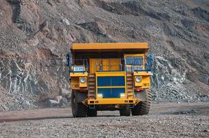 dagbrottsgruvan dumper kör ensam industriområde av järnmalmsbrott foto