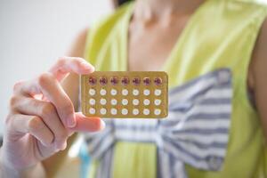 kvinna hand som håller en preventivmedel panel förhindra graviditet foto