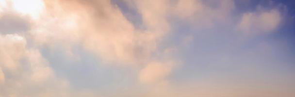 färgad bred himmel och lutning och vit moln textur och randig abstrakt smutsig foto