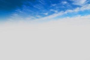 blå gryningshimmel med moln horisontella linjer rörelseeffekt på bakgrund från solsken. foto