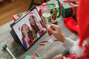 julfest videosamtal med vänner och skålande champagnefest tillsammans hemma