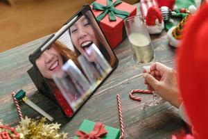 julfest videosamtal med vänner och skålande champagnefest tillsammans hemma