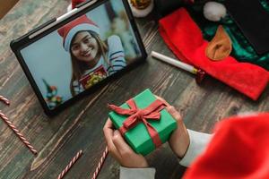 jul och nyår videosamtal med vän med surfplatta utbyte gåva tillsammans hemma foto