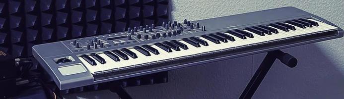 elektroniskt piano, synthesizer i inspelningsstudio foto