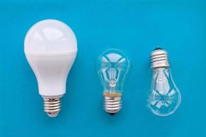 energisnål lampa med glödlampor i rad på blå bakgrund. konceptet att spara energi.