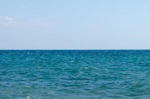 panorama av havshorisonten i lugn. begreppet turism och rekreation. selektiv fokusering. foto