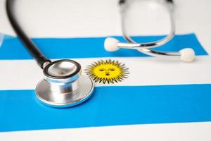 svart stetoskop på argentina flagga bakgrund, affärs- och finanskoncept. foto