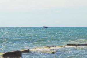 havsutsikt. panorama över havet och himlen. havsbefästning av betong. vågbrytare foto