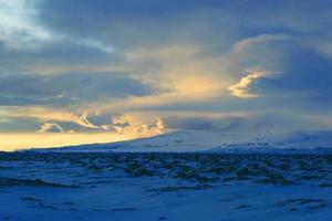 vacker havsvinterstämning med stor blå himmel i himlens kullar. foto