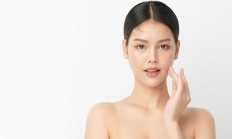 vacker ung asiatisk kvinna med ren fräsch hud på vit bakgrund, ansiktsvård, ansiktsbehandling, kosmetologi, skönhet och spa, asiatiska kvinnor porträtt. foto