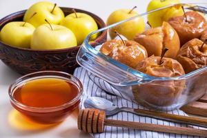 bakade karamelliserade äpplen med honung i glas eldfast ugnsform foto