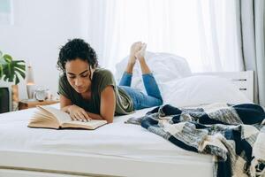 koncentrerad afrikansk kvinna läser bok foto