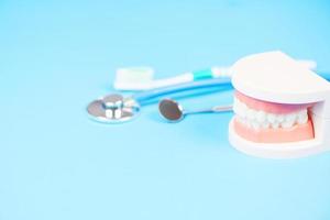 tandläkare verktyg med proteser tandvård instrument och tandhygien och utrustning kontroll med tänder modell och mun spegel munhälso tandvård foto