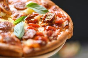 pizza på bricka och ketchup basilika blad närbild utsökt välsmakande snabbmat italiensk traditionell pizza ost foto