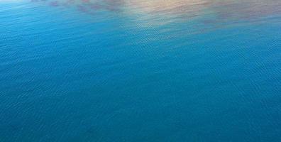 naturlig bakgrund med blå vattenyta foto