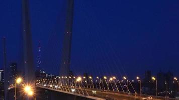 kvällslandskap med utsikt över den gyllene bron, vladivostok foto