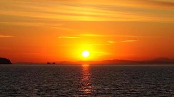 marinmålning med vacker solnedgång och sol. foto