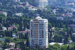 stadslandskap med utsikt över byggnaden. yalta, crimea foto