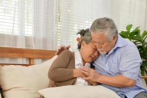 äldre par som behöver ta hand om varandra utan att uppmärksamma barn och barnbarn.
