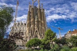 barcelona, spanien, 2019 - katedralen la sagrada familia i barcelona, spanien. det är designat av arkitekten Antonio Gaudi och byggt sedan 1882. foto