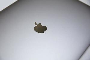 belgrad, serbien, 2020 - detalj från macbook-dator. macbook är ett märke av bärbara datorer tillverkade av apple inc.