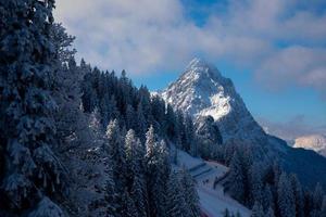 skidbackar med utsikt över majestätiska alptoppen i dramatiskt ljus i garmisch partenkirchen foto