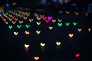regnbågens färgglada bokeh och oskärpa linje hjärta form kärlek alla hjärtans dag foto