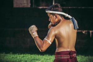 en boxare band ett rep i handen och utförde en kamp, muay thais kampsport. foto