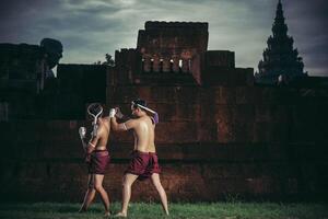 två boxare slåss med kampsporten muay thai. foto