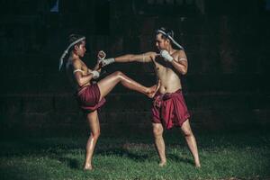 två boxare slåss med kampsporten muay thai. foto