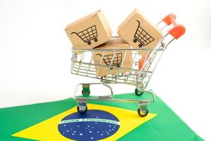 låda med kundvagn logotyp och Brasilien flagga, importera export shopping online eller e-handel finans leverans service butik produkt frakt, handel, leverantörskoncept. foto