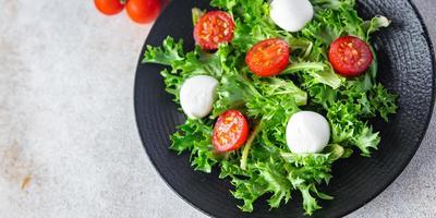 sallad mozzarella, tomat, sallad, ruccola hälsosam måltid vegansk eller vegetarisk mat