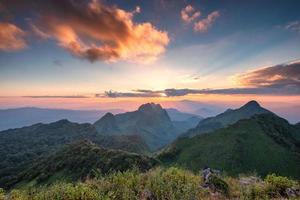 landskap av solnedgång på bergskedjan i naturreservat i doi luang chiang dao nationalpark foto