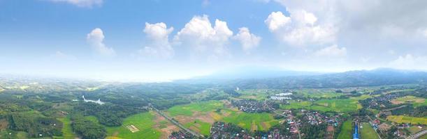panorama flygfoto från drönare av det höga bergslandskapet i norra, thailand foto