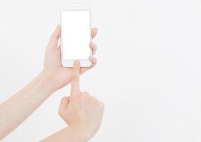 kvinnlig handhåll mobiltelefon isolerad på vitt, kvinna med telefon med tom display, tom skärm, rörande foto