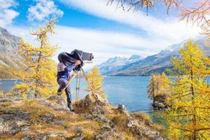 landskapsfotograf med gammal vintage tallrikkamera foto