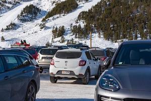 grandvalira, andorra, 2021 - parkering i grandvalira pyrenéerna station foto