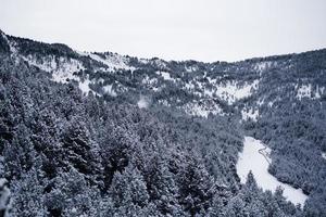 snöiga berg på vintern i Pyrenéerna foto