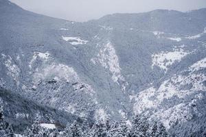 snöiga berg på vintern i Pyrenéerna foto