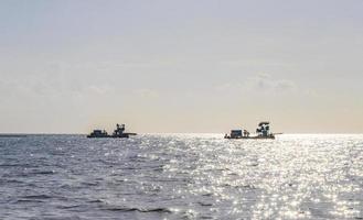 fiskebåtar på den tropiska mexikanska stranden playa del carmen mexico. foto