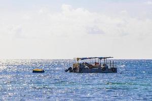 fiskebåtar på den tropiska mexikanska stranden playa del carmen mexico. foto