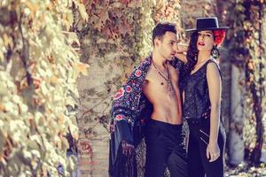 vackert par, modeller av mode, bär spanska kläder foto