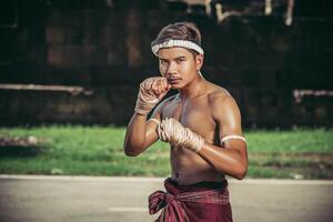 en boxare band ett rep i handen och utförde en kamp, muay thais kampsport. foto