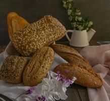 färskt bröd gjort av olika frön foto