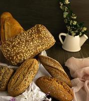 färskt bröd gjort av olika frön foto