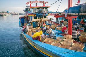 probolinggo 29 mars 2020, fiskare som lossar fiskfångster till salu.fiskhandlare foto