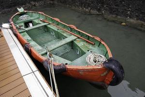 fiskebåt i hamn foto